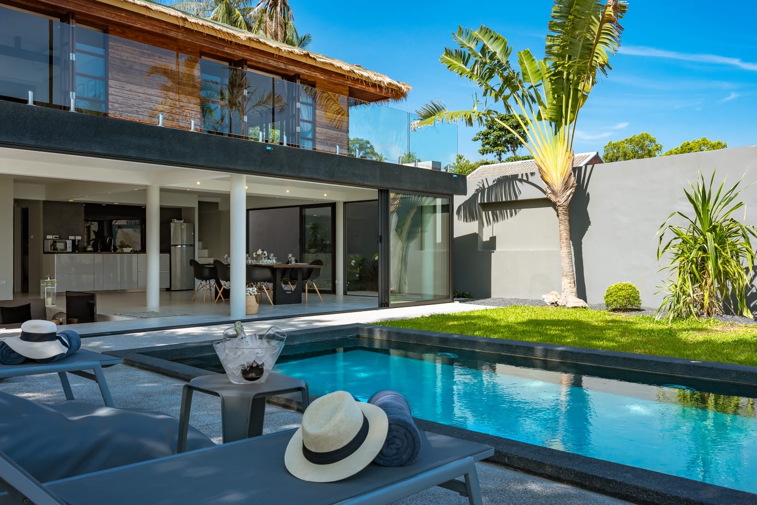 ID:599/BFM Four bedrooms villa on the beachfront of Bophut.