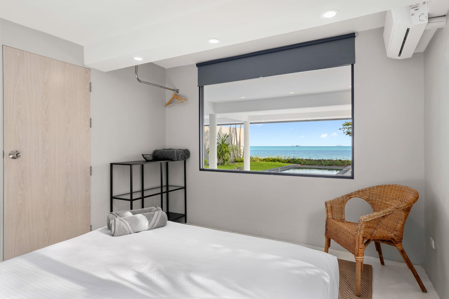 ID:599/BFM Four bedrooms villa on the beachfront of Bophut.