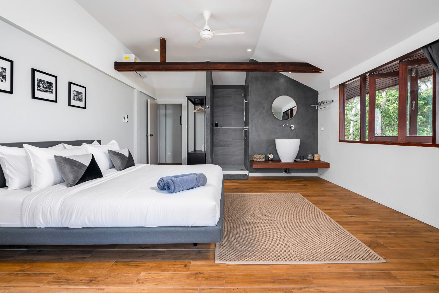 ID:599/BFM Four bedrooms villa on the beachfront of Bophut.