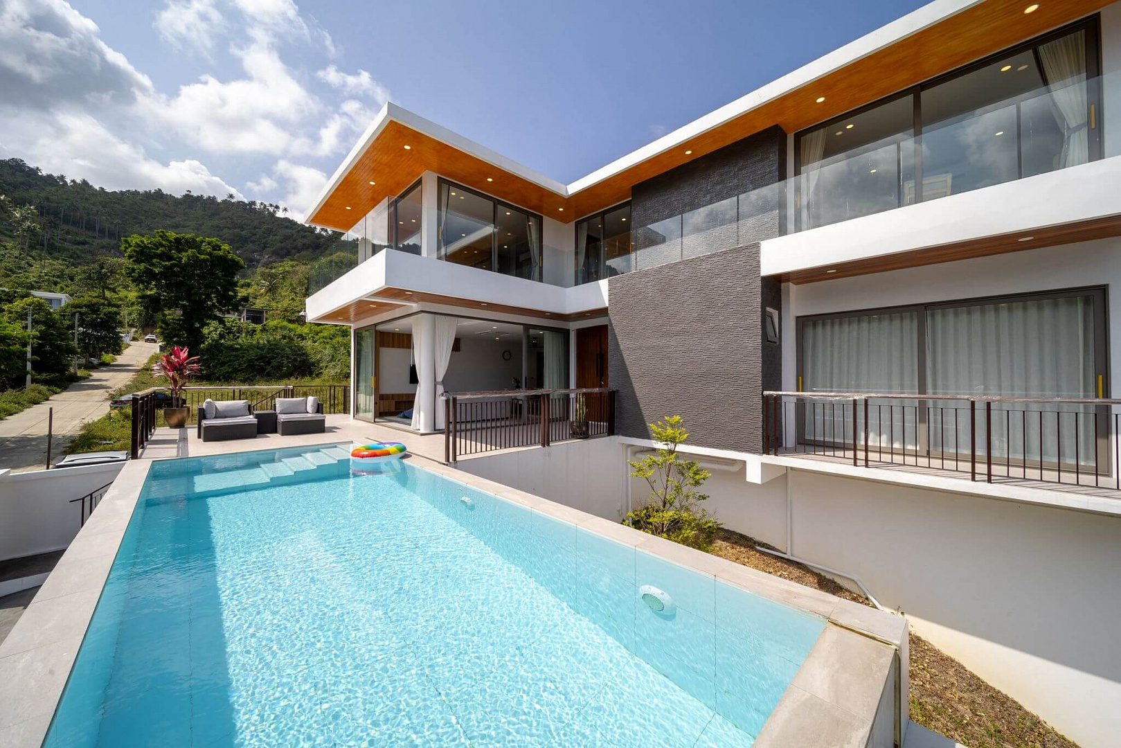 VILS-0072: Ready-to-move 3-bedroom sea View Villa with private pool in Chaweng Noi